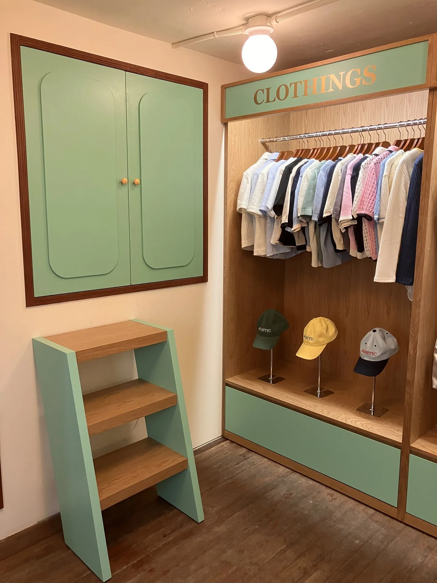 호텔 아노에틱 민트색 붙박이장과 CLOTHINGS 행거, 모자 진열