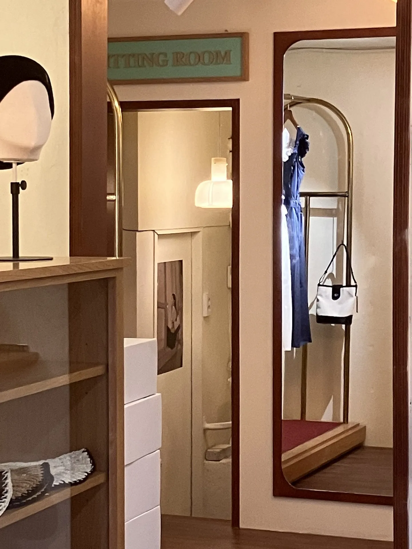 호텔 아노에틱 FITTING ROOM 입구와 아치형 전신 거울
